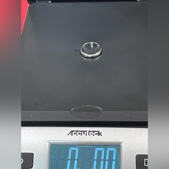 PRE-LOVED AUTHENTIC 14K SOLID WHITE GOLD BAND. - Picture 6 of 8